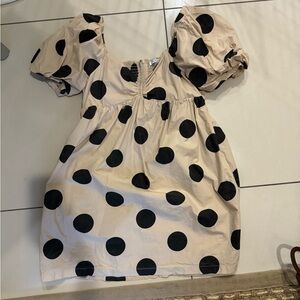 Cute polkadot dress with pockets.